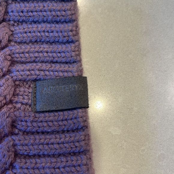 Arc’teryx hat excellent shape, lavender. - Picture 2 of 5